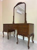 طاولة تزيين كلاسيك