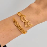 اسوارة بالحرف العربي تصميم أنيق مطلي بالذهب