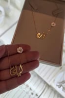 سلسال ناعم بالإسم مع ورده انيقه