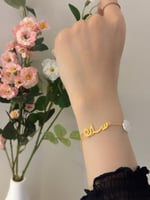 اسورة بالاسم مع وردة انيقة