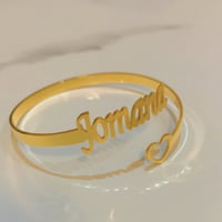 اسوارة بالاسم مع قلب تصميم أنيق مطلي بالذهب