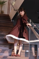 فستان بفتحه بالظهر مزينة باللؤلؤ