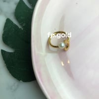 خاتم مطلي ذهب مع لولو نحيفه