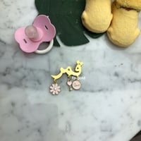 بروش مطلي ذهب و3 فصوص ملون