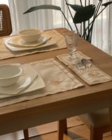 طقم مفارش سفرة مطرز Ginko (تطريز لون برونزي)