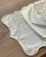 طقم مفارش سفرة مطرز - رمضان مبارك (تطريز لون كريمي...