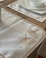 طقم مفارش سفرة مطرز Ginko (تطريز لون برونزي)