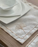 طقم مفارش سفرة مطرز Ginko (تطريز لون برونزي)