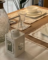 طقم مفارش سفرة مطرز Ginko (تطريز لون برونزي)