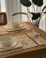 طقم مفارش سفرة مطرز Ginko (تطريز لون برونزي)