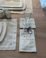 طقم مفارش سفرة مطرز Ginko (تطريز لون أبيض)