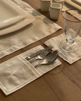 طقم مفارش سفرة مطرز Ginko (تطريز لون أبيض)