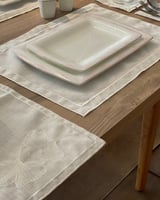 طقم مفارش سفرة مطرز Ginko (تطريز لون أبيض)