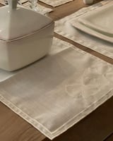 طقم مفارش سفرة مطرز Ginko (تطريز لون أبيض)