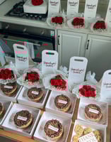 كيكه كوكيز مع باقه ورد