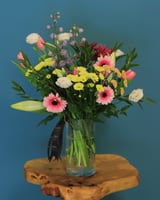 فازة الربيع – تنسيق زهور موسمية مفعم بالألوان