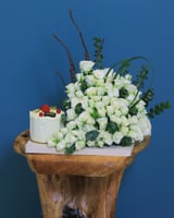 ورد مع كيك P2 – تنسيق راقٍ بمذاق لا يُنسى