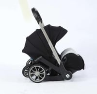 عربية وكرسي سيارة