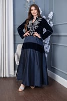 جلابية مخمل مدمجة بتطريز لامع في الصدر