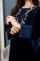 جلابية مخمل بتطريز في الصدر