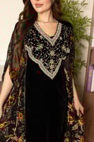 جلابية مخمل بتطريز شك وكرستالات في الصدر وتداخل ال...