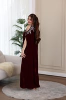 جلابية مخمل استقبال مطرزة باللول والكرستال وفتحة ف...