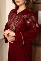 جلابية مخمل برقبة قلاب و تطريز في الصدر والكمام