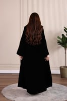 جلابية مخمل قلاب بكلفة تطريز ترتر موردة في الصدر