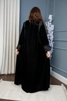 جلابية مخمل بتطريز في الصدر