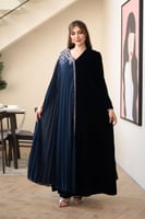 جلابية مخمل بتدخيلة الجورجيت كلوش وتطريز في الكتف