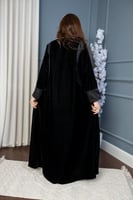 جلابية مخمل بتطريز في الصدر