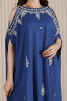 جلابية استقبال ليين مطرزة بفتحة في الاكتاف