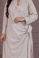 بيج مائل للرمادي