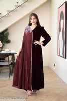 جلابية مخمل بتدخيلة الجورجيت كلوش وتطريز في الكتف