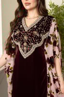 جلابية مخمل بتطريز شك وكرستالات في الصدر وتداخل ال...