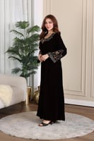 جلابية مخمل بتطريز شك يدوي في الرقبة والاكمام