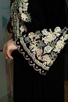 جلابية مخمل بتطريز شك و كمبيوتر في الاكمام والصدر