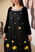 فستان مخمل ممزوج بالتل المطرز بالورد الاصفر