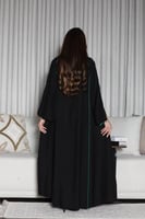 جلابية بتطريز أنيق في الصدر واكمام مبطنة مفتوحة