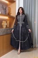 جلابية بكلفة مطرزة وحزام خارجي