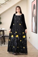 فستان مخمل ممزوج بالتل المطرز بالورد الاصفر