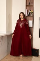 جلابية مخمل برقبة قلاب و تطريز في الصدر والكمام