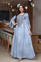 جلابية بتطريز شك يودي في الصدر