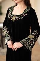 جلابية مخمل بتطريز شك يدوي في الرقبة والاكمام