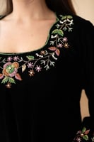 جلابية مخمل بتطريز شك يدوي في الرقبة والاكمام