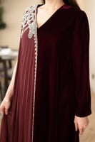 جلابية مخمل بتدخيلة الجورجيت كلوش وتطريز في الكتف