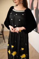 فستان مخمل ممزوج بالتل المطرز بالورد الاصفر