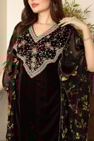 جلابية مخمل بتطريز شك وكرستالات في الصدر وتداخل ال...