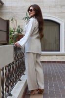 طقم لينن أبيض بربطة جانبية – أناقة وراحة لكل الأوق...