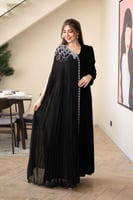 جلابية مخمل بتدخيلة الجورجيت كلوش وتطريز في الكتف